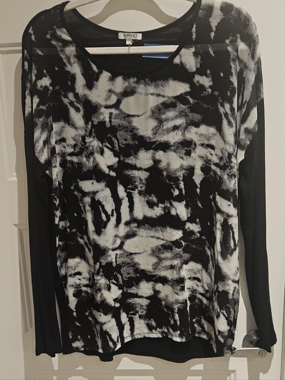 💝2/$10💝LBuffalo David Bitton Black and White Long Sleeve Tie-Dye Top